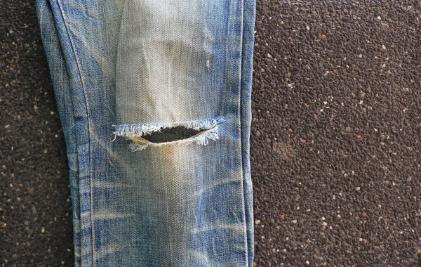 Jeans Azul Rasgado Fundo Cascalho Preto Textura Denim Com Espaço — Fotografia de Stock