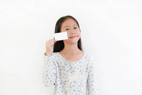 Ασιατικό Κοριτσάκι Που Δείχνει Λευκή Κίτρινη Κάρτα Πάνω Από Λευκό — Φωτογραφία Αρχείου