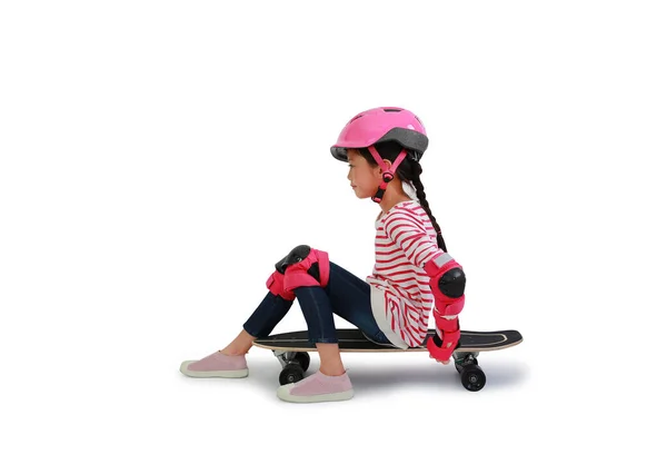 Καυκάσιος Νεαρό Κορίτσι Skateboarder Φορώντας Ασφάλεια Και Προστατευτικό Εξοπλισμό Κάθονται — Φωτογραφία Αρχείου