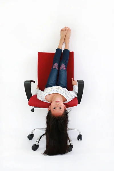 Potret Anak Perempuan Lucu Tergeletak Kepala Terbalik Atas Kursi Dengan — Stok Foto