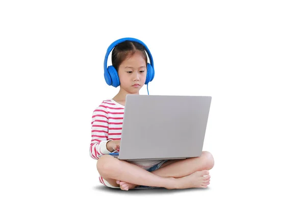 Азійська Дівчинка Сидить Користується Онлайн Навчанням Навушників Допомогою Ноутбука Ізольованого — стокове фото