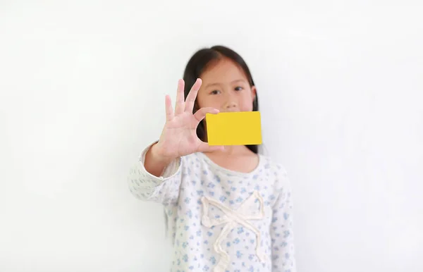 Καυκάσιο Κοριτσάκι Λευκή Κίτρινη Κάρτα Πάνω Από Λευκό Φόντο Εστίαση — Φωτογραφία Αρχείου