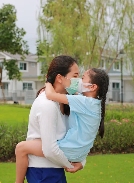 Ázsiai Anya Hordozza Lányát Visel Védő Arc Maszk Csók Nyilvános — Stock Fotó