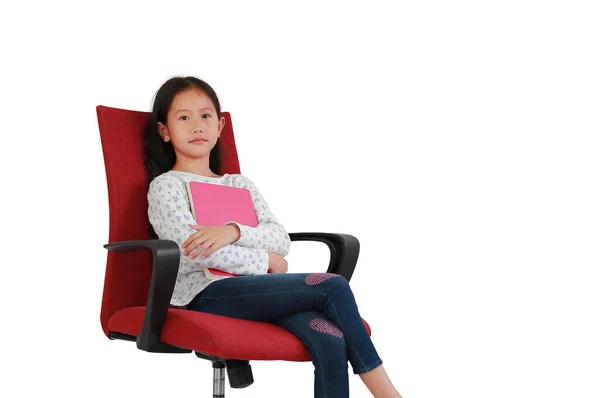 Asijské Mladé Dívka Dítě Objímající Knihu Sedí Červeném Textilním Křesle — Stock fotografie