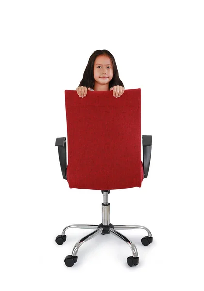Азиатская Маленькая Девочка Едет Красном Кресле Видом Камеру Изолированы Белом — стоковое фото