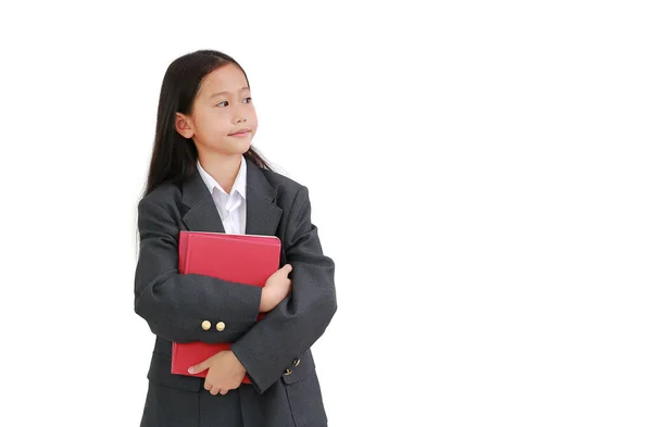 穿着正式衬衫的亚洲小女孩 穿着西装抱着一本书 而把目光投向旁边的白色背景 带有复制空间和裁剪路径的图像 — 图库照片