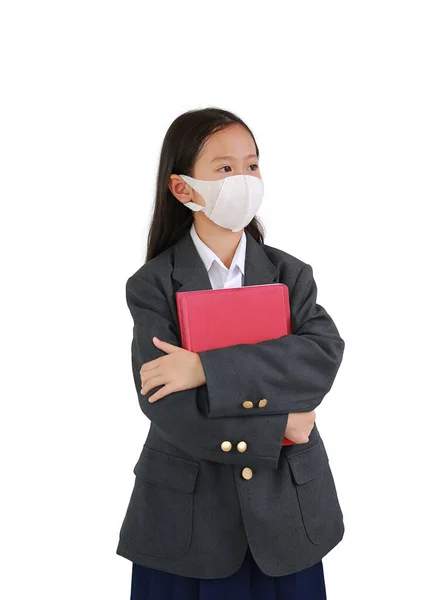 アジアの女の子の子供は 白い背景に隔離された本を身に着けているフォーマルウェアのシャツ 学生服や保護顔のマスクを身に着けている クリッピングパスのイメージ — ストック写真