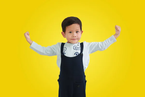 Niño Asiático Levantando Las Manos Para Gesto Fuerte Aislado Sobre —  Fotos de Stock