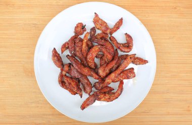 Tahta arka planda, güneşte kurutulmuş domuz eti, Tayland usulü yemek. Üst görünüm.