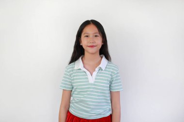 Küçük anları olan Asyalı bir kız, büyük anıları olan bir sürü mutlu ve kendine güvenen güzel kıyafetleri olan..