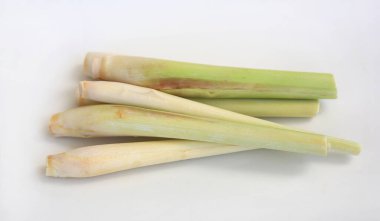 Beyaz arka plana karşı limon çimeni, aşçılık için limon çimeni hazırlama süreci.