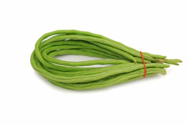 Kırmızı lastik bantla bağlanmış, temiz beyaz bir arka planda izole edilmiş, yerel bir markette pişirmeye ya da satmaya hazır bir avuç yeşil fasulye..