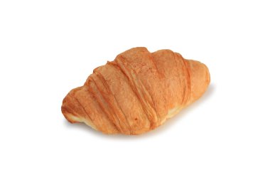 Yeni pişmiş, altın sarısı kruvasan temiz beyaz bir arka planda izole edilmiş, pürüzlü dokusunu ve tereyağlı tabakasını sergiliyor..