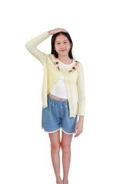 Kız çocuğunun portresi ayağa kalkar ve elini başının üstüne koyarak boyunu ölçer. Bu da beyaz arka planda izole edilmiş büyüme ya da kendi ölçüsünü gösterir..