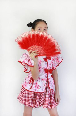 Modern pembe çiçekli güzel Asyalı kız Çin Yeni Yıl Festivali 'ni kutlamak için çeşitli zarif pozlar veriyor..