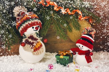 Kardan adam ve hediyelerle dolu Noel arkaplanı 