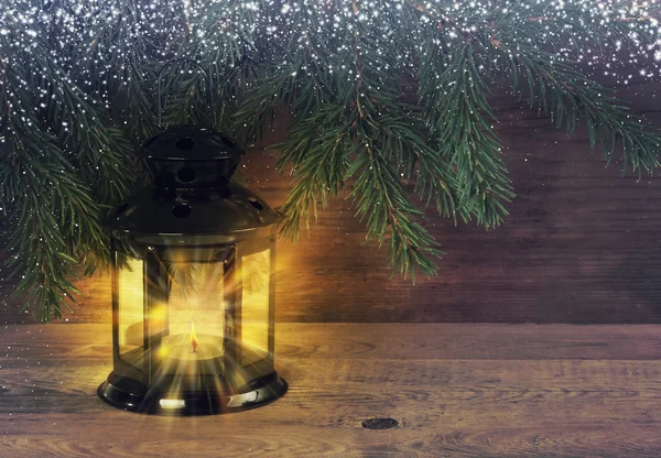 童话故事背景与灯笼和木制 b 上的圣诞树 — 图库照片