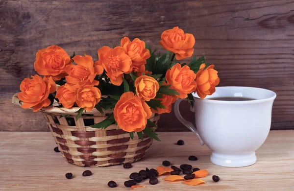 Gyönyörű virágok és egy csésze kávé — Stock Fotó