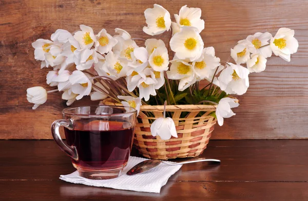 静物与一束白色的鲜花和一杯茶 — 图库照片