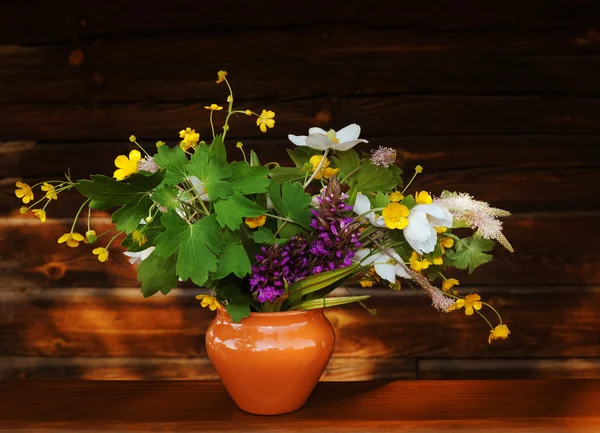 Strauß wilder Blumen auf einem hölzernen Hintergrund im Vintage-Stil — Stockfoto