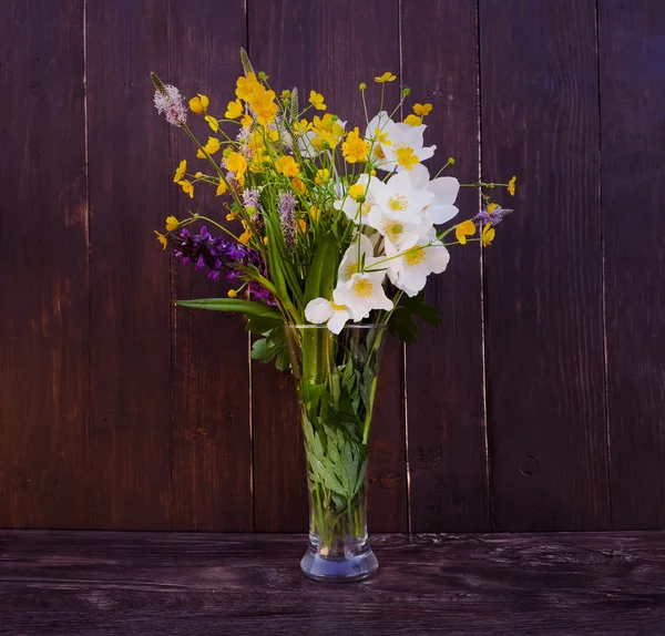 Strauß wilder Blumen auf einem hölzernen Hintergrund im Vintage-Stil — Stockfoto