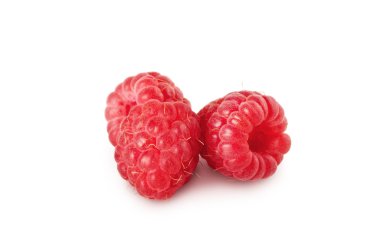 Ahududu beyaz bir arka plan üzerinde kapat