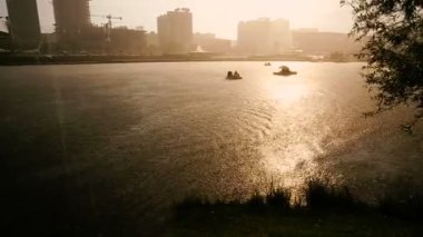 Minsk, Belarus 'ta sağanak yağış. Arka planda Svisloch nehri görülüyor ve Pobediteley caddesinde yüksek binalar inşa ediliyor..