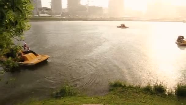 Fuerte aguacero en Minsk, Belarús. En el fondo se ve el río Svisloch y construido edificios de gran altura en la avenida de Pobediteley . — Vídeos de Stock