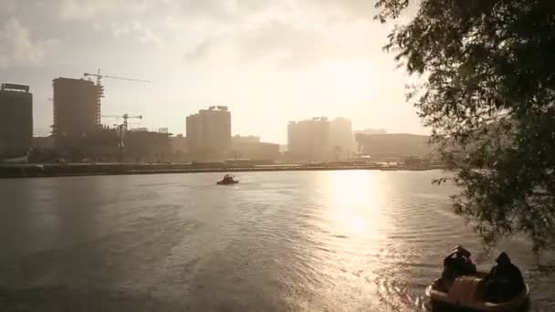 Сильный ливень в Минске, Беларусь. На заднем плане видна река Свислочь и многоэтажки на проспекте Победителей . — стоковое видео