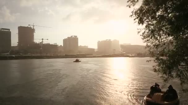 Zware regenbui in Minsk, Belarus. In de achtergrond wordt gezien de rivier Svisloch en gebouwde hoogbouw op de Avenue van Pobediteley. — Stockvideo