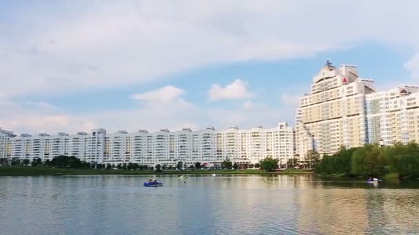 Gebouw in Minsk in Centraal centrum Nyamiha Nemiga in de buurt van Trojeckaje Pradmiescie. Belarus. — Stockvideo