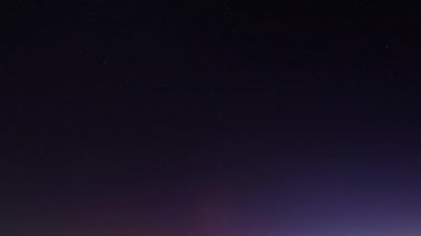Akşam Parlak Gökyüzü Mor Magenta ve Pembe Renkler Arkaplanı. Kopyalama. 4K, Zaman Hızı, Zaman Hızı, Zaman Hızı