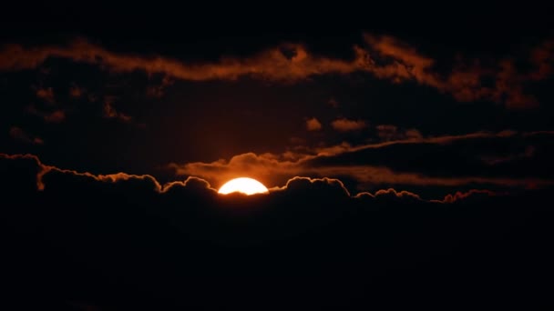 Zeitraffer Zeitraffer Zeitraffer des Vollmondaufgangs In den Abendwolken Wolkenlandschaft — Stockvideo