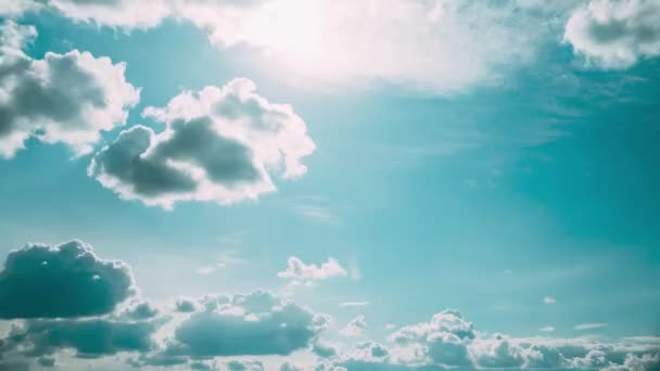 Molnblå himmel med fluffiga moln. Naturlig bakgrund. 4K, Time Lapse, Timelapse, Time-lapse — Stockvideo
