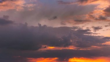 Pofuduk Bulutlu 4K Günbatımı Gökyüzü. Sunset Sky Doğal Arkaplanı. Dramatik Gökyüzü. Sarı, Turuncu, Pembe Renkli Günbatımı Hızlandırılmış Zaman Hızlandırması. Gündüzden Geceye Geçiş. Pofuduk Bulutlu Gökyüzü