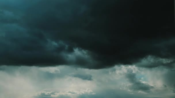 Chmury deszczowe w chmurach niebieskiego nieba. Naturalne tło 4K Time Lapse. Naturalne tło nieba w warunkach deszczowych — Wideo stockowe