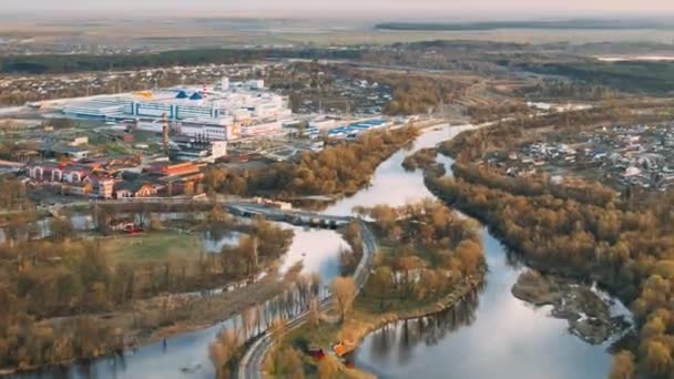 Dobrush, obwód homelski, Białoruś. Widok z lotu ptaka Starej Fabryki Papierów. Widok z lotu ptaka Jesienna Dronelapse. 4K — Wideo stockowe