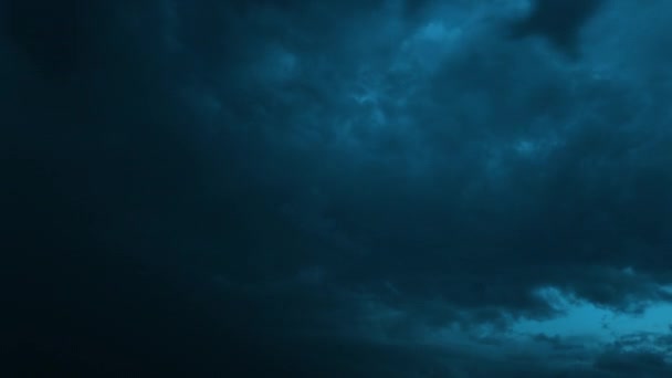 4K Time Lapse Timelapse Éjszakai nézet Sötétkék felhős esős égbolt. Drámai égbolt villanásokkal és mennydörgéssel az esős éjszakában. Rossz időjárás Időeltolódás — Stock videók