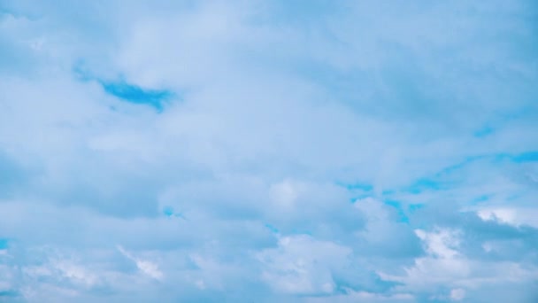 4K cielo azul nublado con nubes. Fondo del cielo natural. 4K Time Lapse. NINGÚN AVES — Vídeos de Stock