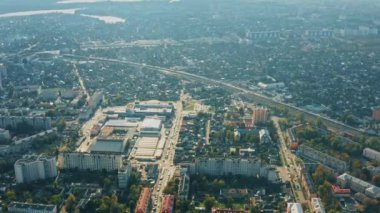 Gomel, Belarus. Kuş bakışı hava manzarası, Yukardan Uçuşlar. Ana Pazar, İkamet Bölgeleri, Şehir Merkezi. Caddelerde trafik 4K