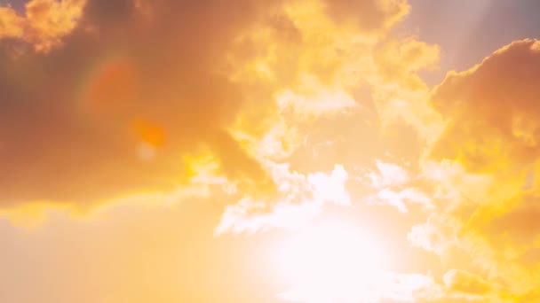 4K Sonnenuntergang bewölkt Himmel mit flauschigen Wolken. Sonnenuntergang Himmel natürlichen Hintergrund. Sonnenstrahlen, Sonnenstrahlen, Strahlen, Dramatischer Himmel. Zeitraffer des Sonnenuntergangs in gelb, orange, rosa Farben. Übergang von Tag zu Abend — Stockvideo