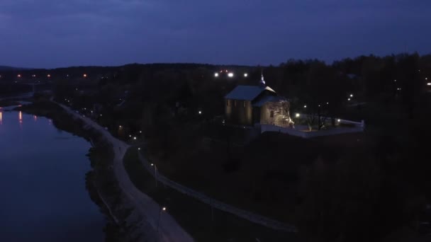 Grodno, Weißrussland. Luftaufnahme der Skyline von Hrodna aus der Vogelperspektive. Die Kalozha-Kirche im nächtlichen Blitz. Kirche der Hl. Boris und Gleb — Stockvideo