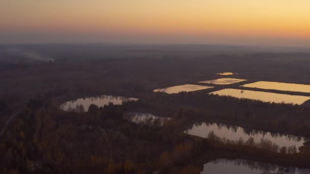 Tartózkodási medencék, nedves tó, nedves fogvatartási medence vagy Stormwater Management tó, egy mesterséges tó növényzettel körülvett terület, és magában foglalja az állandó medence víz a tervezés — Stock videók