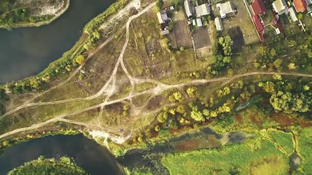 Luchtfoto van Small Town Cityscape Skyline in de zomer dag. Woonwijk, huizen en tuinbedden in vogelperspectief — Stockvideo