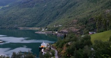 Flam, Norveç. Sognefjord Limanı 'ndaki rıhtıma demirlemiş bir turistik gemi. Yaz akşamında hava manzarası. Norveçli En Uzun ve En Derin Fiyort. Ünlü Doğal Norveç Tarihi Yeri ve Popüler İstikamet