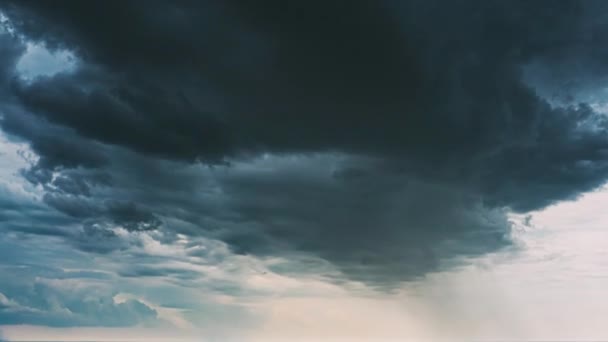 悪天候空中ビュー嵐曇り雨の空。雨の日に暗い雲と劇的な空.町の上に嵐と雨。無人偵察機だ。タイムラプス、タイムラプス、タイムラプス。ドローン、ドローン、ドローン、 — ストック動画