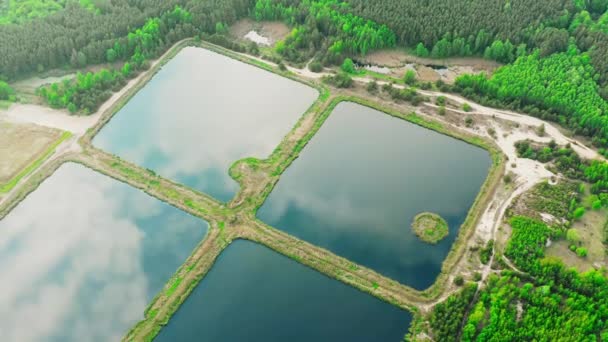 Aerial View retenciós medencék, nedves tó, fogvatartási medence vagy Stormwater Management Pond, van mesterséges tó növényzet körül a kerületen, és tartalmaz egy állandó medence víz a tervezés 4K — Stock videók