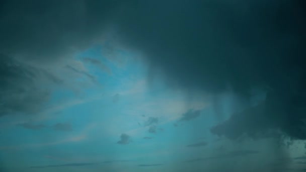 4K Time Lapse Timelapse Éjszakai nézet Blue Cloudy Rainy Sky. Drámai égbolt villanásokkal és mennydörgéssel az esős éjszakában. Rossz idő-kiesés. Esőzés — Stock videók