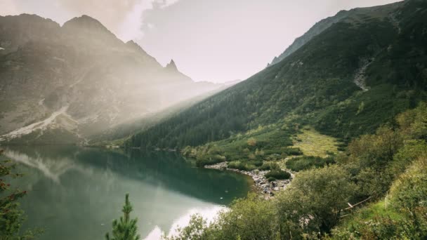 Parc national des Tatra, Pologne. Montagnes célèbres lac Morskie Oko ou lac Sea Eye en soirée d'été. Beaux rayons du soleil couchant au-dessus du paysage du lac Tatras. — Video