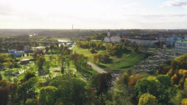 Mahiliou, Belarus. Mogilev Şehri 'nin 17. yüzyıl belediye binası. Sonbahar Günü 'nde Skyline' ın hava görüntüsü. Kuş Gözü Görünümü